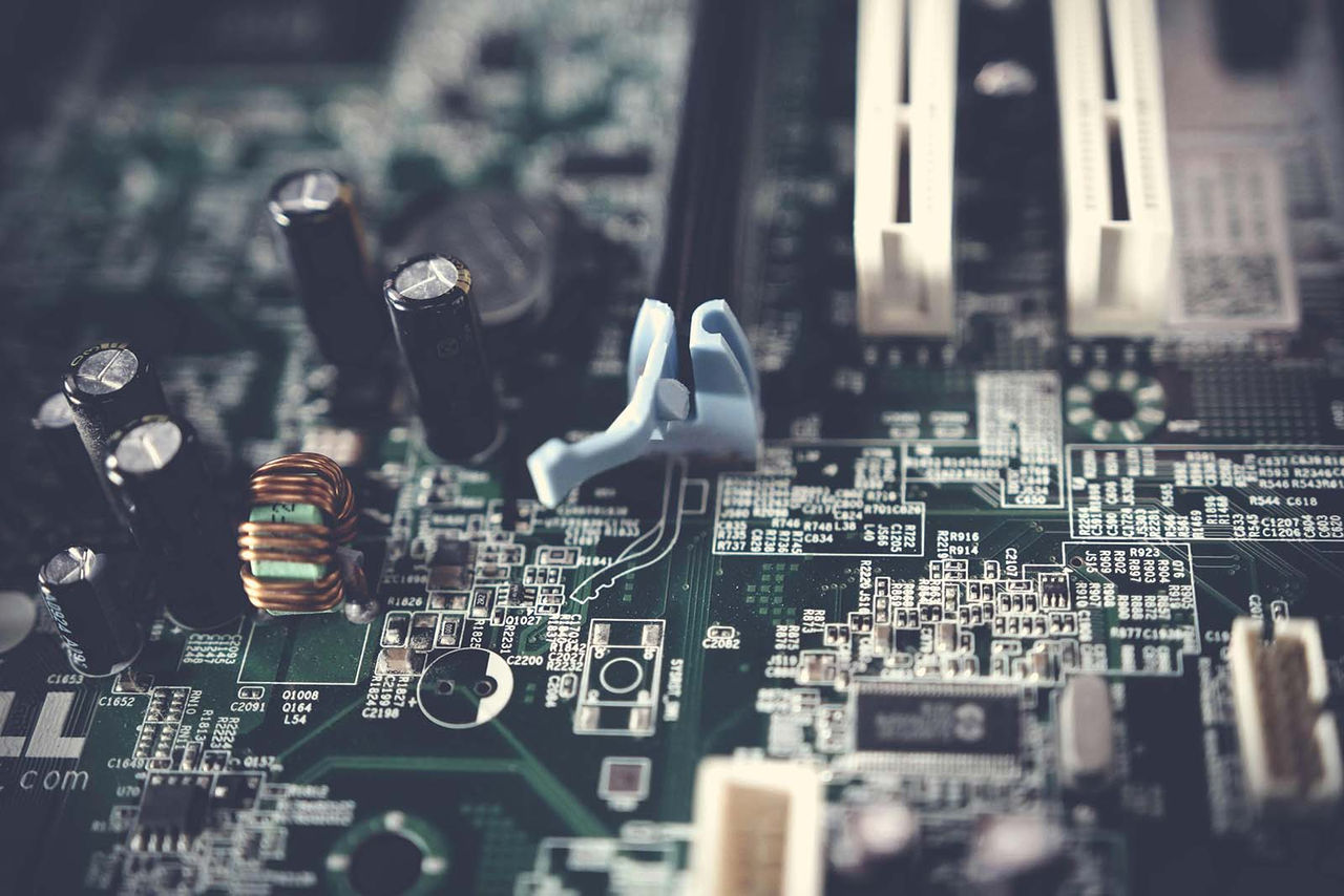 Deux employés travaillant avec une machine de moulage recouverte de graphiques issus de l’analyse d’infrastructure basée sur le cloud de Minitab.
